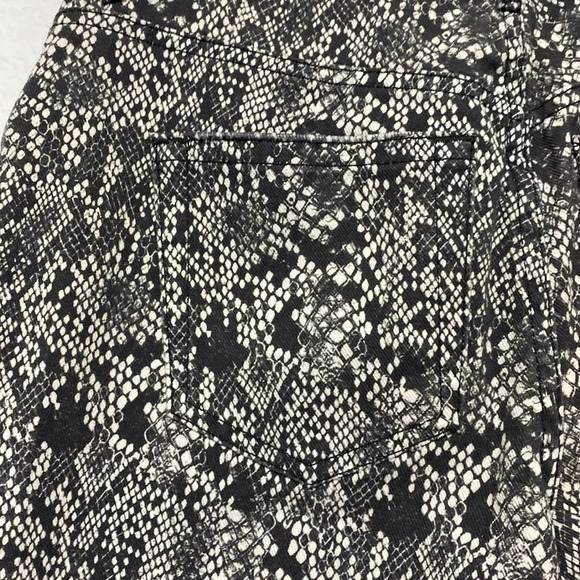 We The Free NWT Gator Skin Print Jean - Picture 8 of 13